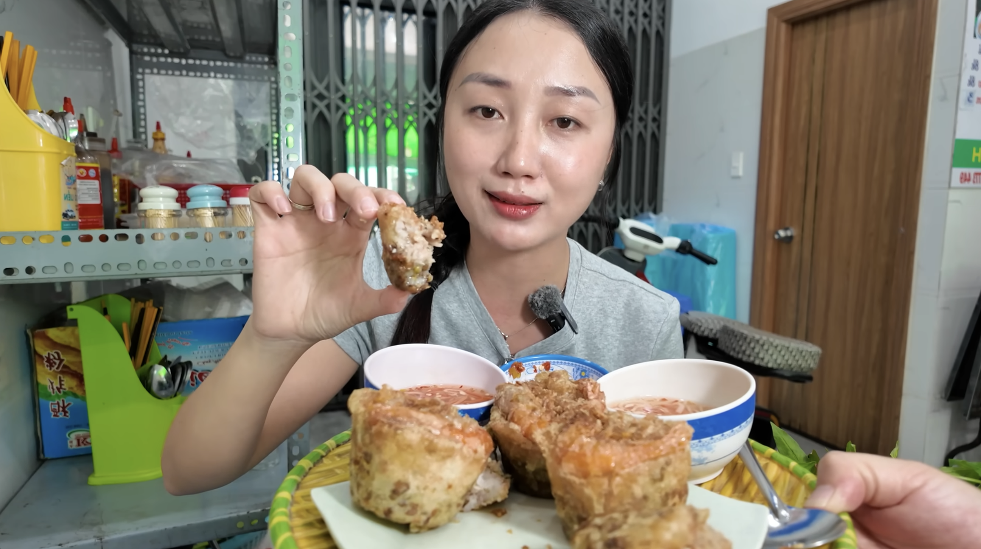 Chen chúc mua 1.000 cái bánh cống bất chấp chảo dầu đen kịt, thực khách vừa ăn ngon vừa nơm nớp lo cho sức khỏe- Ảnh 3. Chen chúc mua 1.000 cái bánh cống bất chấp chảo dầu đen kịt, thực khách vừa ăn ngon vừa nơm nớp lo cho sức khỏe- Ảnh 3.