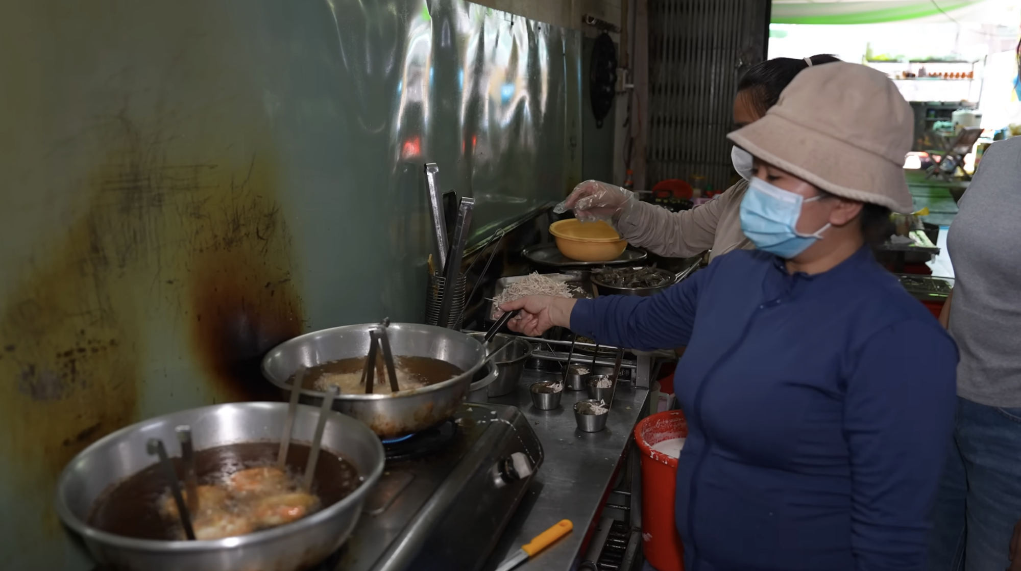 Chen chúc mua 1.000 cái bánh cống bất chấp chảo dầu đen kịt, thực khách vừa ăn ngon vừa nơm nớp lo cho sức khỏe- Ảnh 11. Chen chúc mua 1.000 cái bánh cống bất chấp chảo dầu đen kịt, thực khách vừa ăn ngon vừa nơm nớp lo cho sức khỏe- Ảnh 11.