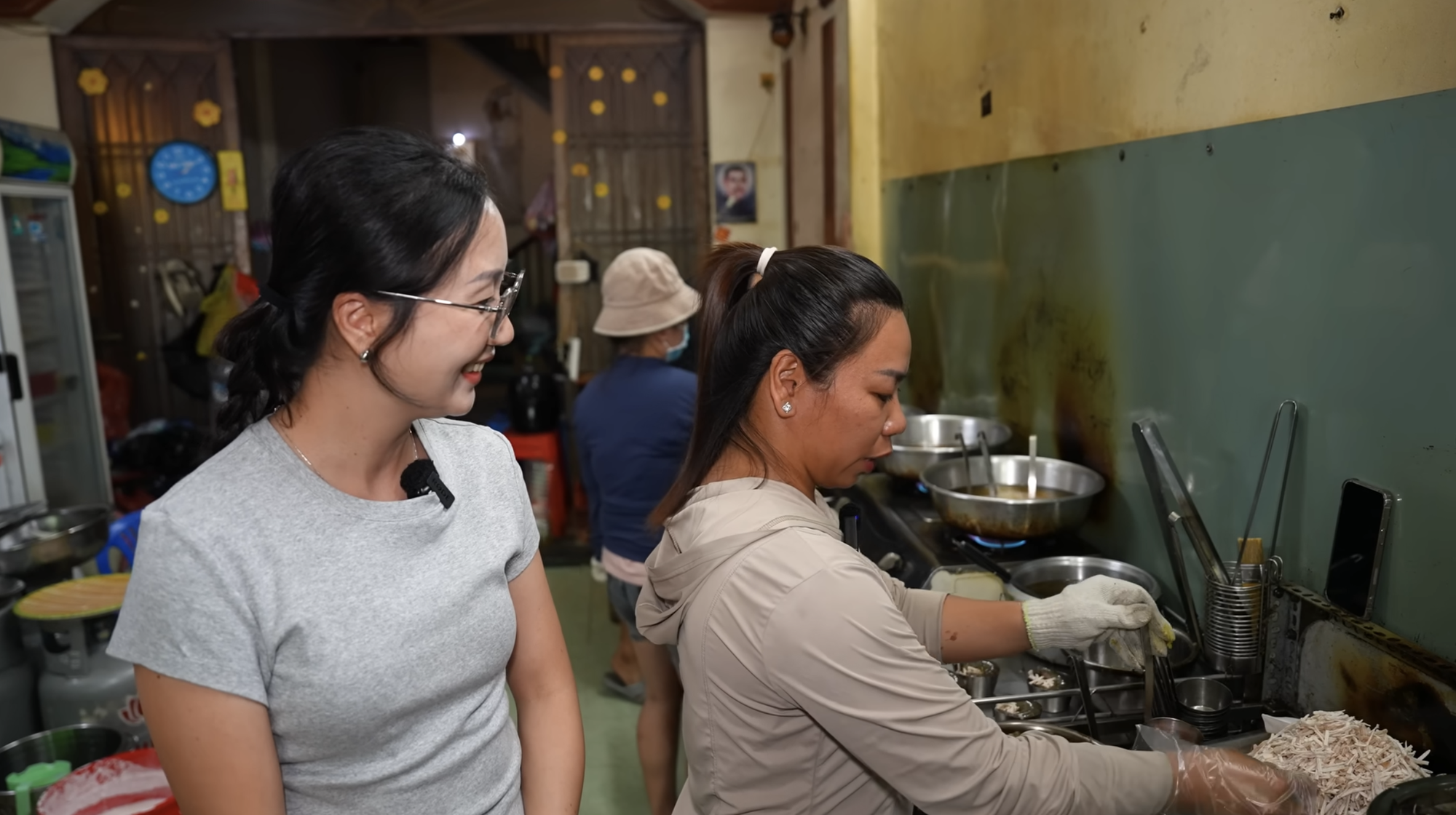 Chen chúc mua 1.000 cái bánh cống bất chấp chảo dầu đen kịt, thực khách vừa ăn ngon vừa nơm nớp lo cho sức khỏe- Ảnh 10. Chen chúc mua 1.000 cái bánh cống bất chấp chảo dầu đen kịt, thực khách vừa ăn ngon vừa nơm nớp lo cho sức khỏe- Ảnh 10.