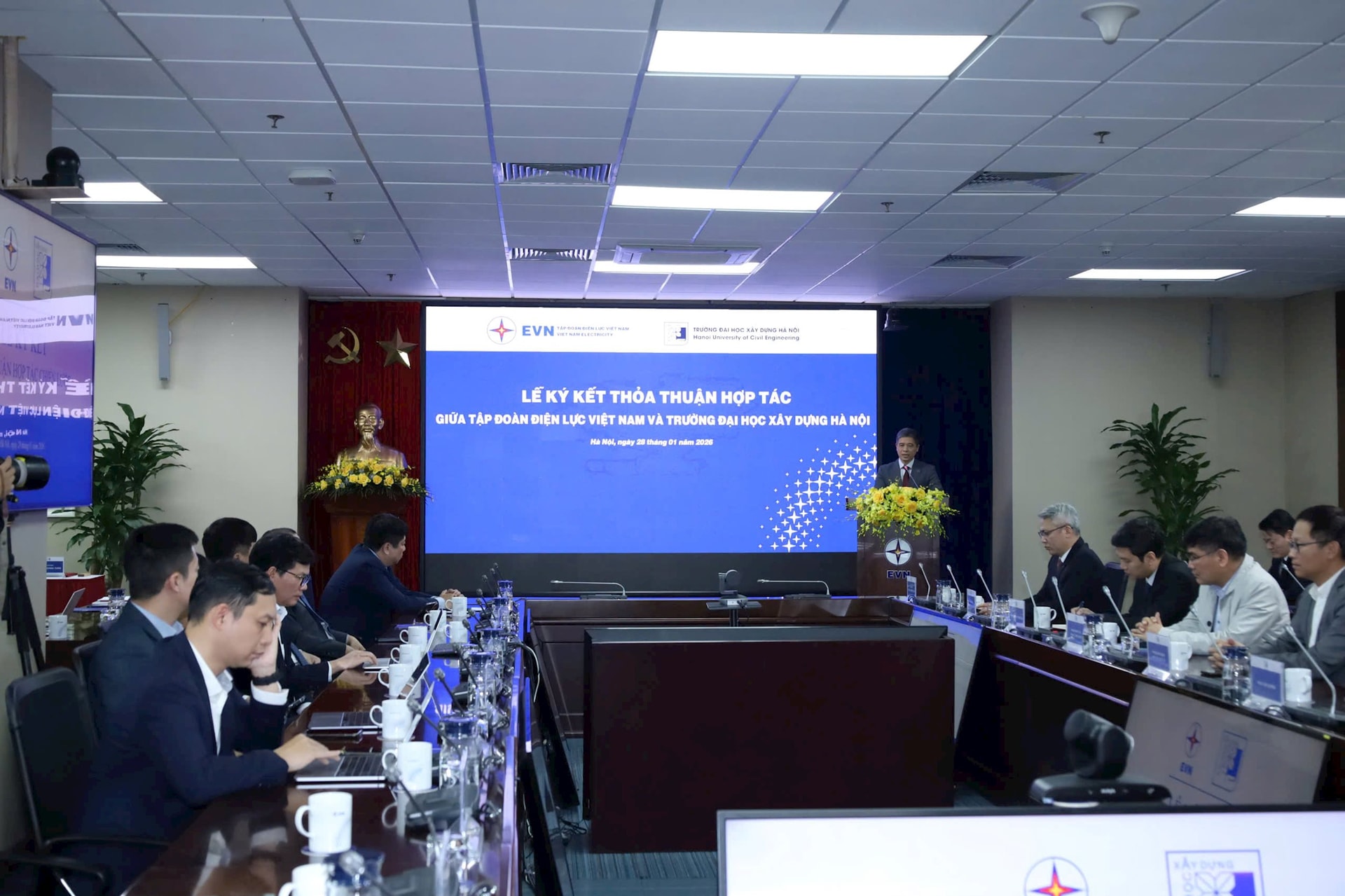 Ngôi trường là “cái nôi” đào tạo kỹ sư hàng đầu Việt Nam được EVN “chọn mặt gửi vàng”, cùng bắt tay thực hiện kế hoạch rót 130.000 tỷ/năm - Ảnh 1.