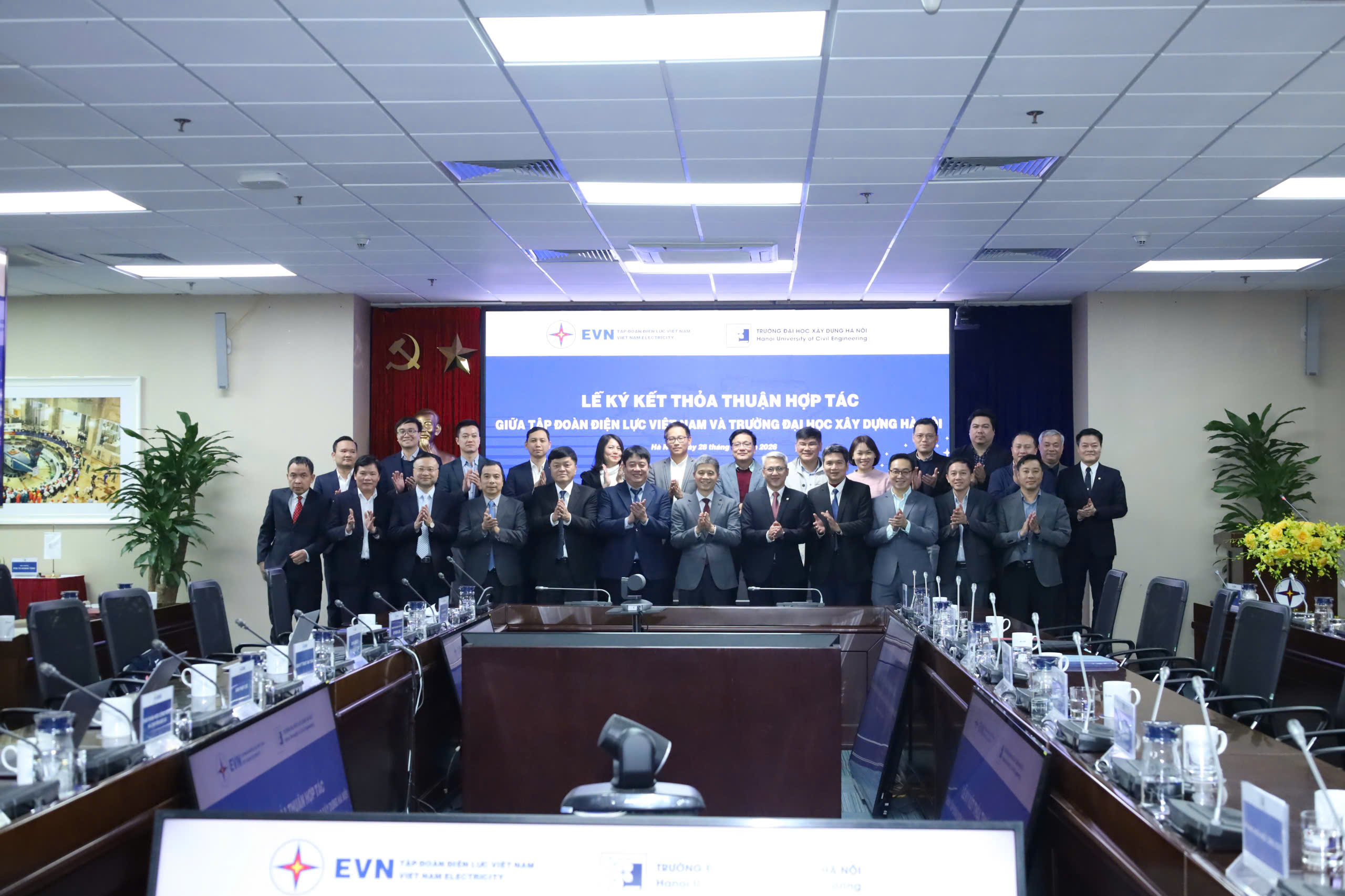 Ngôi trường là “cái nôi” đào tạo kỹ sư hàng đầu Việt Nam được EVN “chọn mặt gửi vàng”, cùng bắt tay thực hiện kế hoạch rót 130.000 tỷ/năm - Ảnh 2.