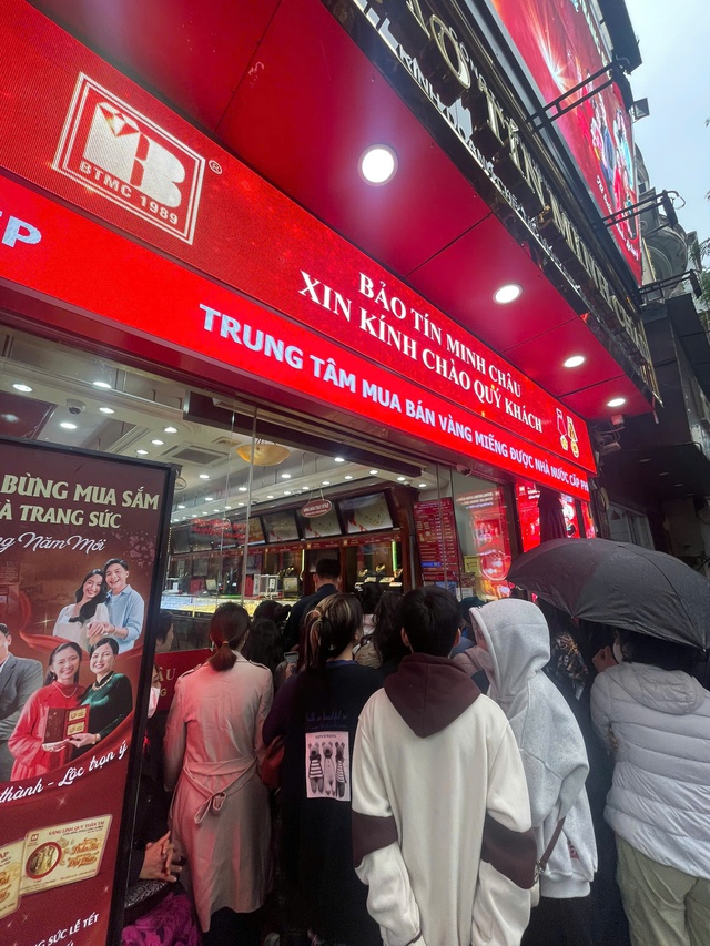 Bảo Tín Minh Châu cơ sở Trần Nhân Tông ngừng bán vàng: Dòng người vẫn dầm mưa chờ đợi- Ảnh 1.