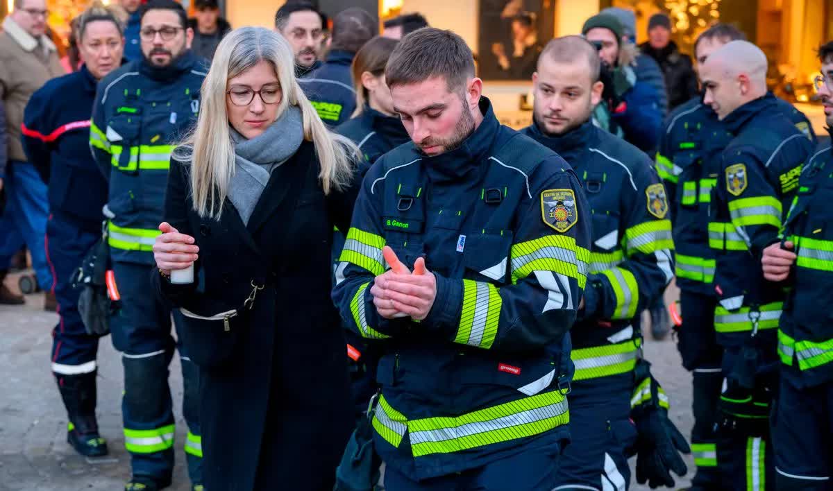 Thuỵ Sĩ bao trùm trong tang thương: Đội cứu hỏa cùng bật khóc khi tưởng niệm các nạn nhân mình không thể cứu sống- Ảnh 2. Thuỵ Sĩ bao trùm trong tang thương: Đội cứu hỏa cùng bật khóc khi tưởng niệm các nạn nhân mình không thể cứu sống- Ảnh 2.