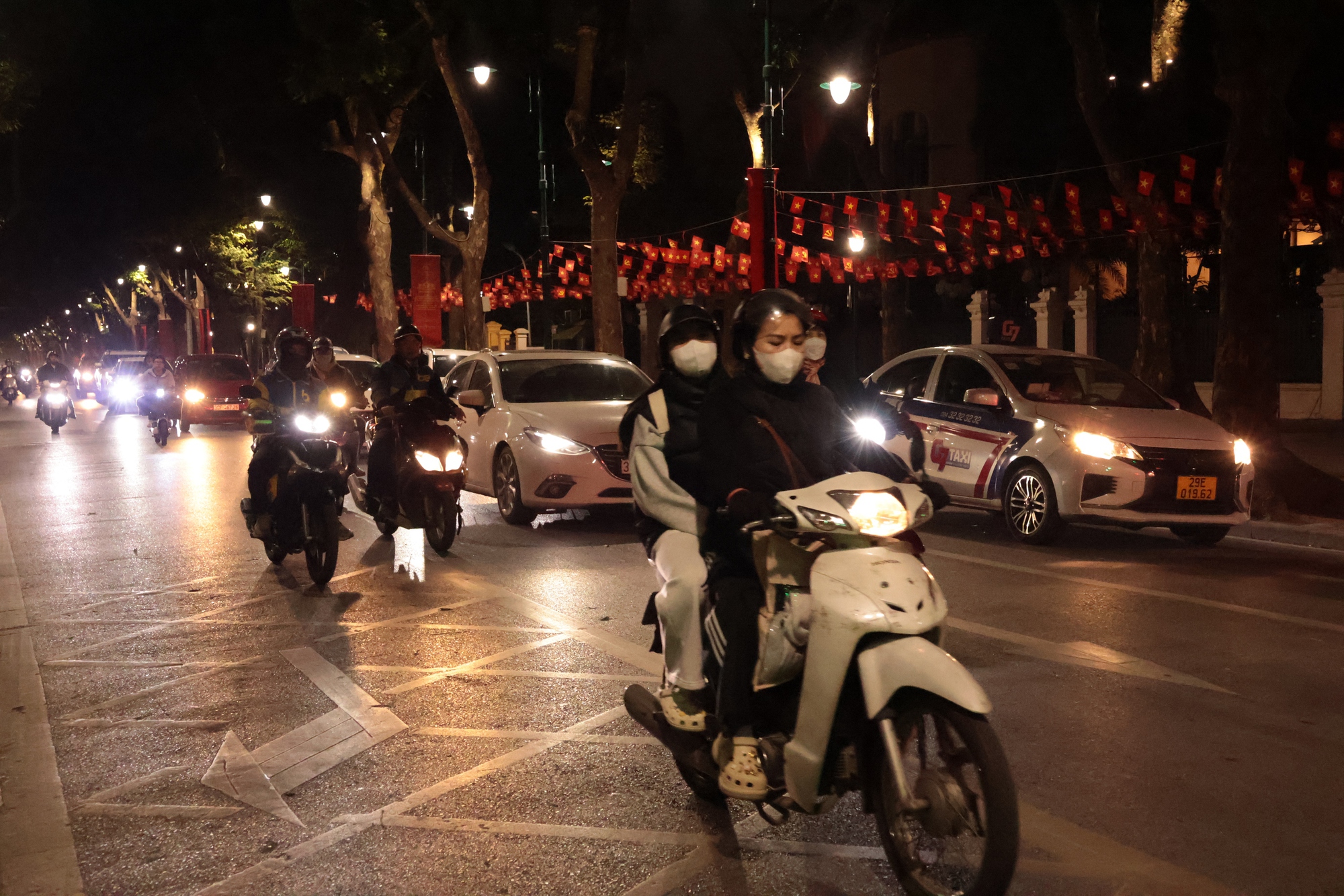 Nhiều tuyến đường ở Hà Nội ùn ứ sau kỳ nghỉ Tết Dương lịch 2026 - Ảnh 4. Nhiều tuyến đường ở Hà Nội ùn ứ sau kỳ nghỉ Tết Dương lịch 2026 - Ảnh 4.