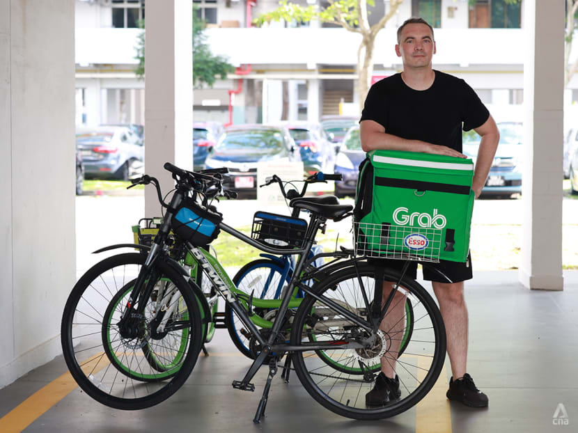 Shipper 43 tuổi ban ngày làm văn phòng, tối mở app đi giao đồ ăn: Kiếm thêm gần 12 triệu/tháng!- Ảnh 1.