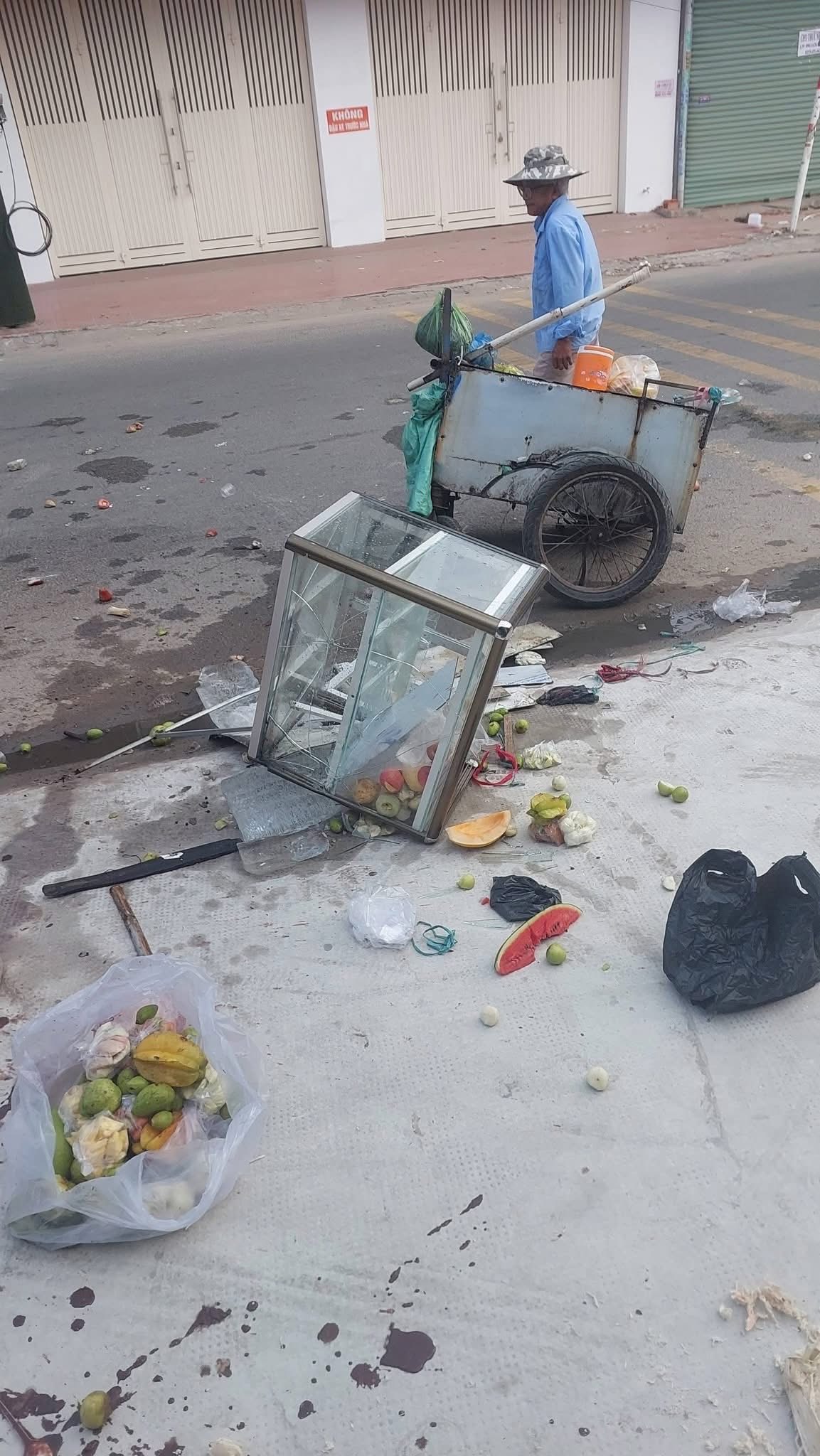 Câu chuyện bất ngờ phía sau chiếc xe trái cây vỡ nát của người đàn ông 64 tuổi một mình nuôi vợ bệnh ở TP.HCM- Ảnh 2.