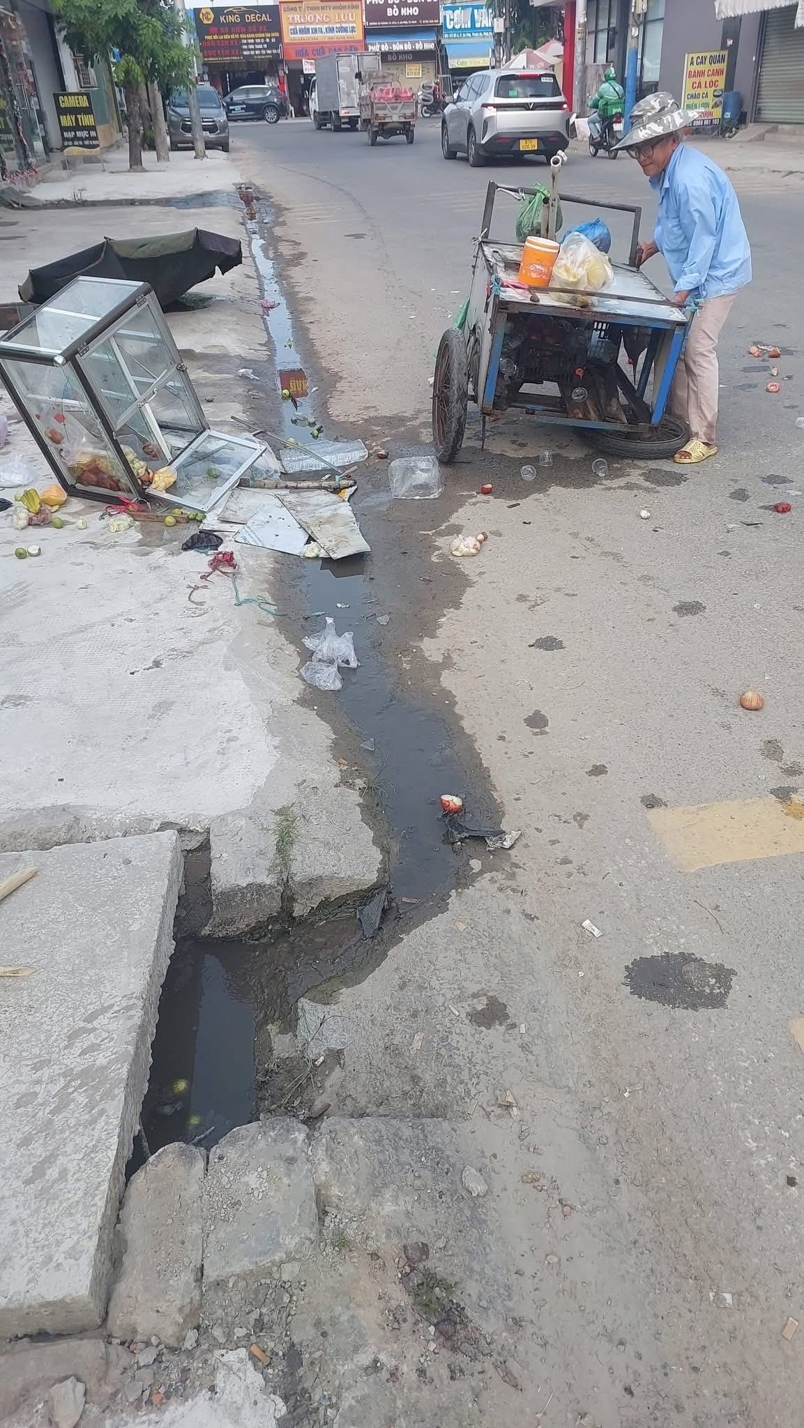 Câu chuyện bất ngờ phía sau chiếc xe trái cây vỡ nát của người đàn ông 64 tuổi một mình nuôi vợ bệnh ở TP.HCM- Ảnh 3.