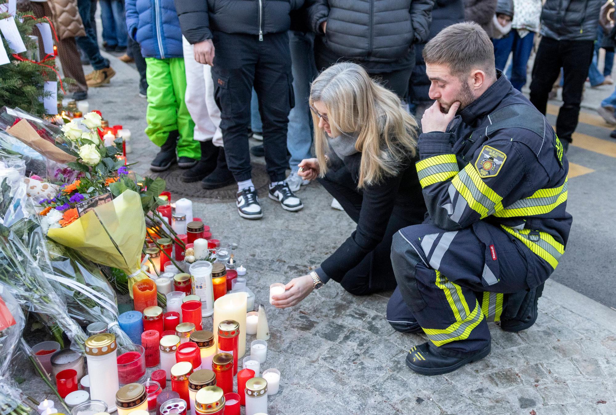 Thuỵ Sĩ bao trùm trong tang thương: Đội cứu hỏa cùng bật khóc khi tưởng niệm các nạn nhân mình không thể cứu sống- Ảnh 5. Thuỵ Sĩ bao trùm trong tang thương: Đội cứu hỏa cùng bật khóc khi tưởng niệm các nạn nhân mình không thể cứu sống- Ảnh 5.