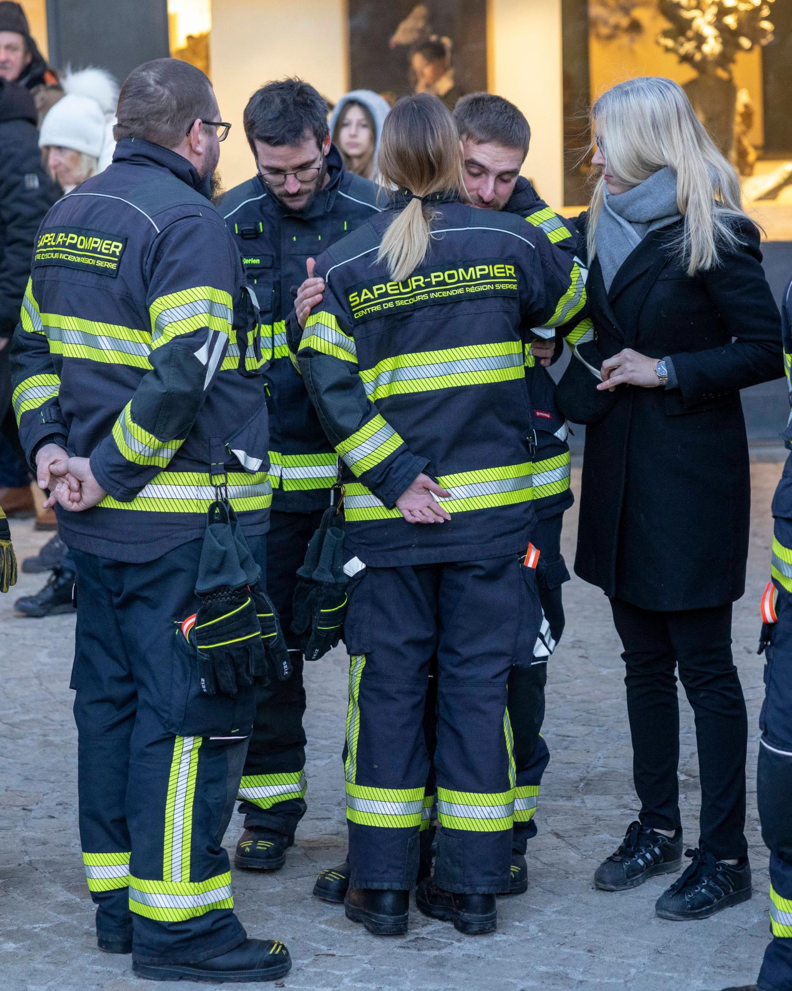 Thuỵ Sĩ bao trùm trong tang thương: Đội cứu hỏa cùng bật khóc khi tưởng niệm các nạn nhân mình không thể cứu sống- Ảnh 6. Thuỵ Sĩ bao trùm trong tang thương: Đội cứu hỏa cùng bật khóc khi tưởng niệm các nạn nhân mình không thể cứu sống- Ảnh 6.