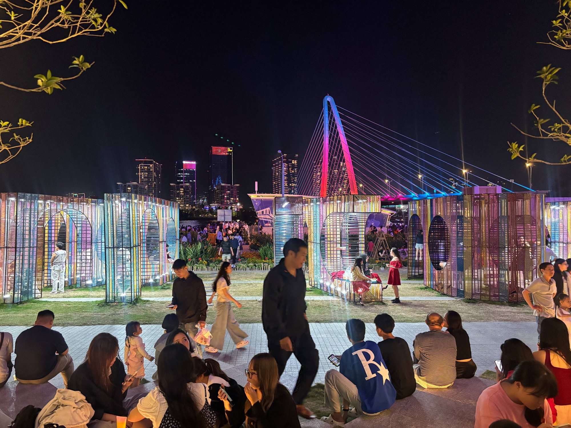 Tòa nhà cao thứ 3 TP.HCM lập tức soán ngôi đông khách nhất dịp lễ nhờ tung vườn hoa Tết khổng lồ- Ảnh 1.