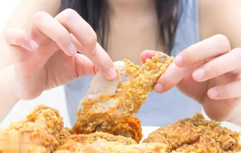 Nam shipper 39 tuổi bị tổn thương gan, bác sĩ khuyên: 3 kiểu ăn trưa nên bỏ ngay- Ảnh 2.