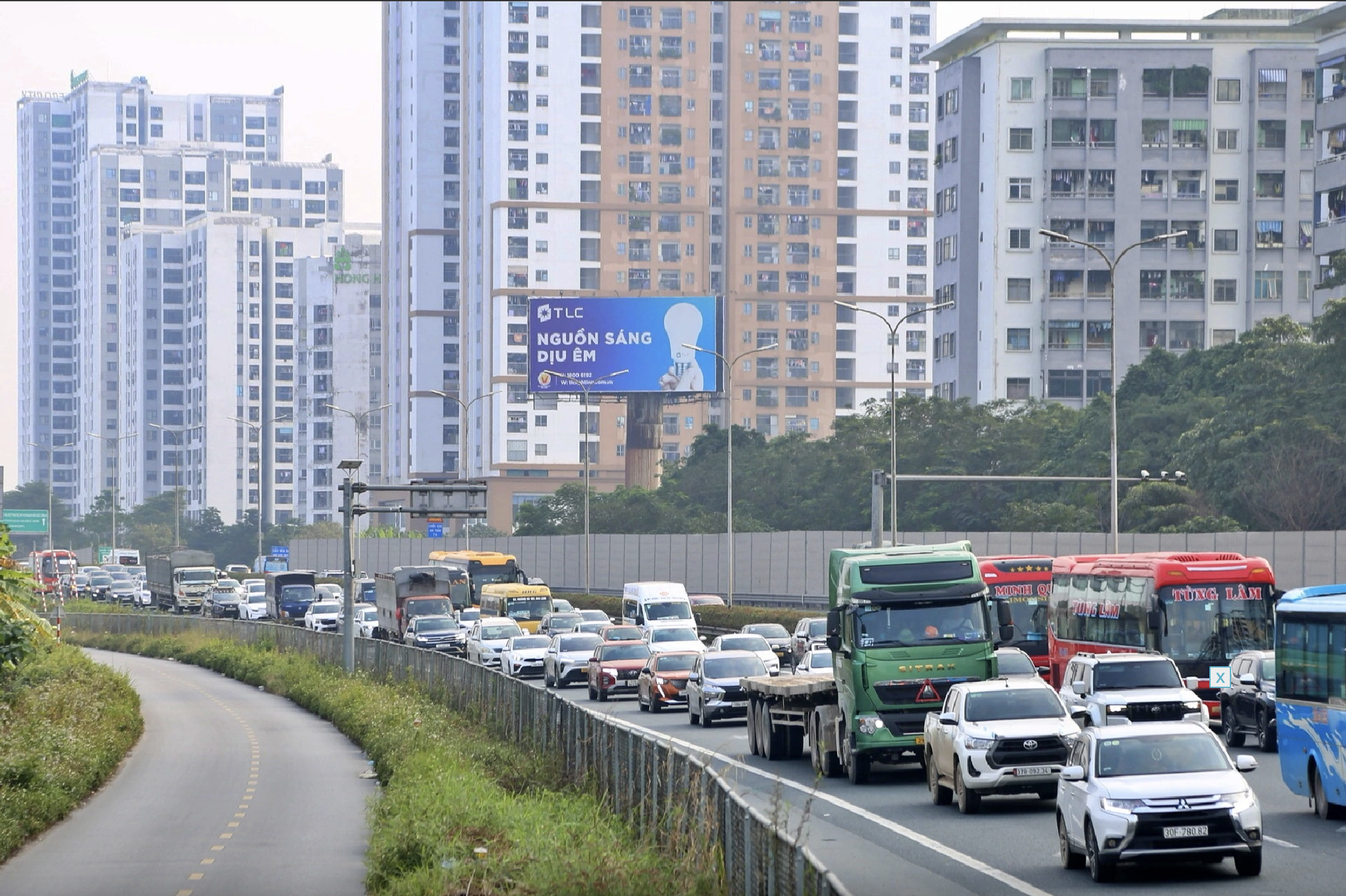 Nhiều tuyến đường ở Hà Nội ùn ứ sau kỳ nghỉ Tết Dương lịch 2026 - Ảnh 1. Nhiều tuyến đường ở Hà Nội ùn ứ sau kỳ nghỉ Tết Dương lịch 2026 - Ảnh 1.