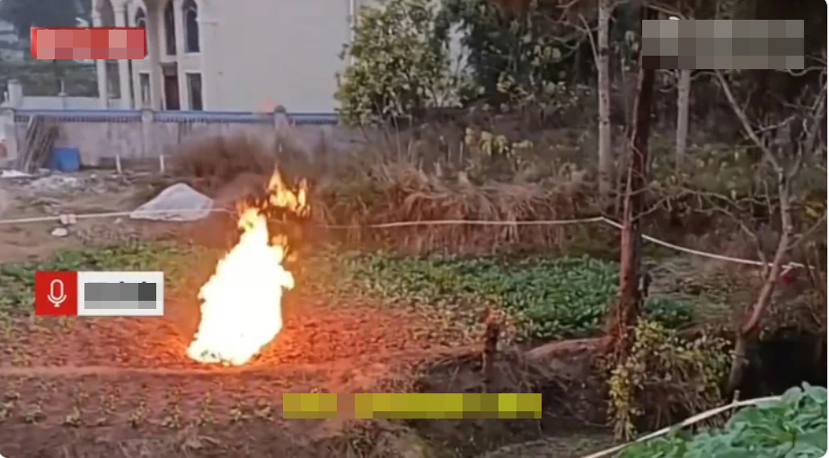 Cánh đồng gần trường học bỗng xuất hiện đám cháy lạ trong nhiều ngày liền, vẫn bùng lên cả khi trời mưa - Ảnh 1.