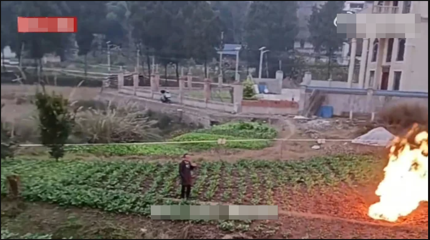Cánh đồng gần trường học bỗng xuất hiện đám cháy lạ trong nhiều ngày liền, vẫn bùng lên cả khi trời mưa - Ảnh 3.