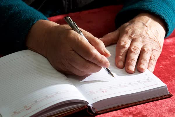 Lớn rồi mới biết: Người dạy tôi cách giàu lên không phải thầy tài chính, mà là mẹ tôi ở quê- Ảnh 2.