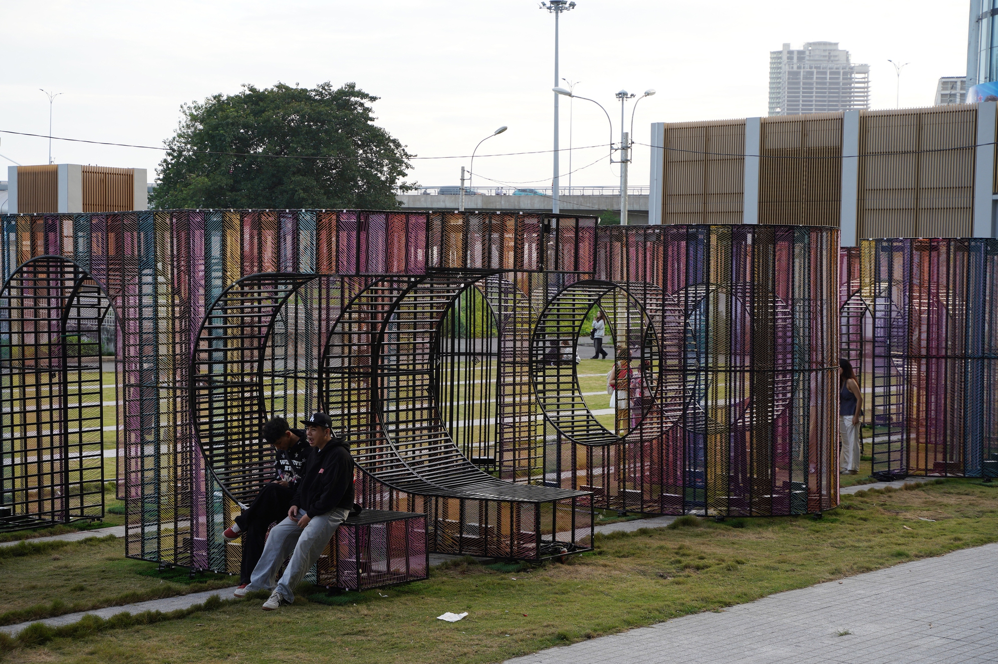 Tòa nhà cao thứ 3 TP.HCM lập tức soán ngôi đông khách nhất dịp lễ nhờ tung vườn hoa Tết khổng lồ- Ảnh 12.