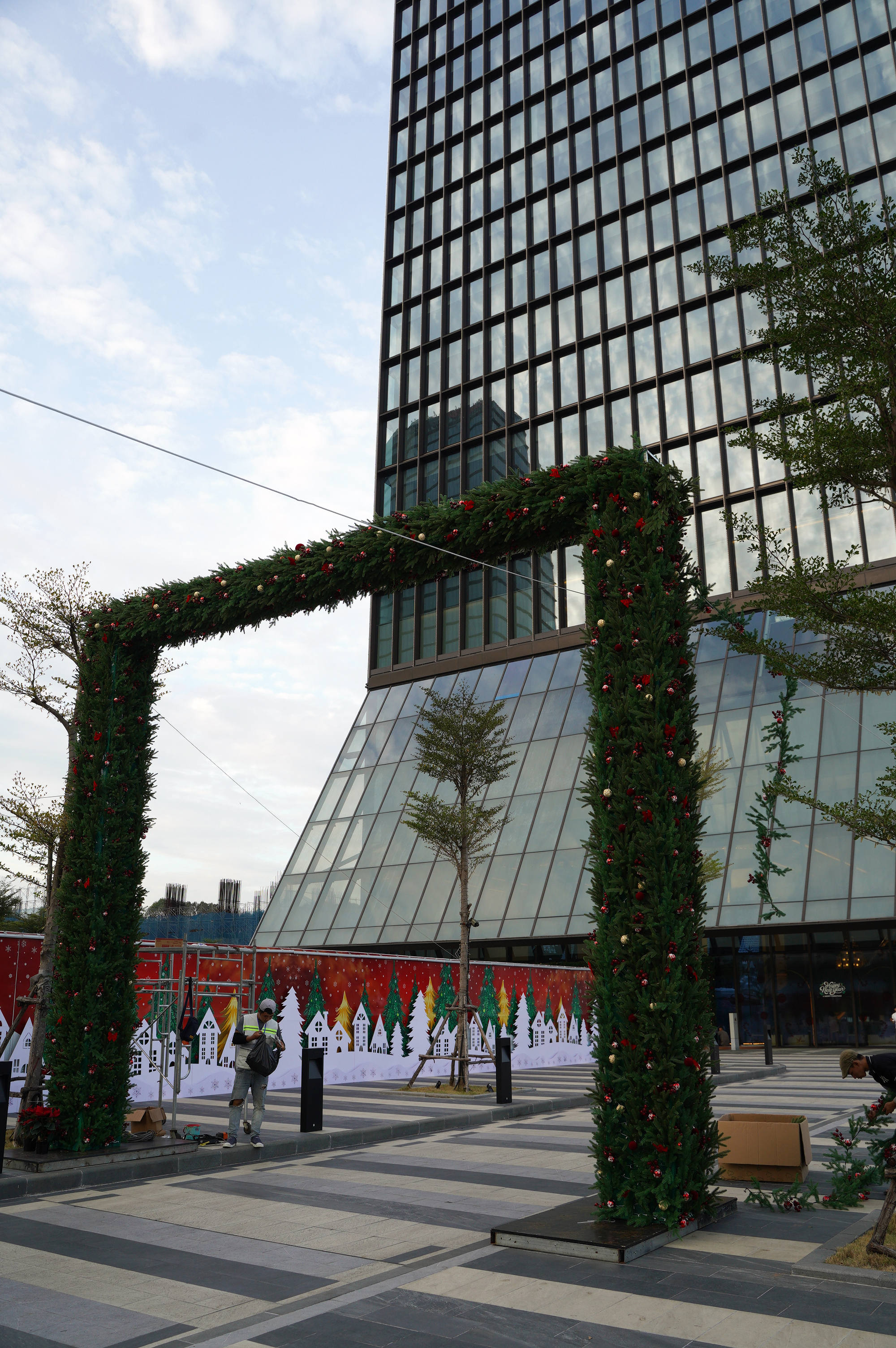 Tòa nhà cao thứ 3 TP.HCM lập tức soán ngôi đông khách nhất dịp lễ nhờ tung vườn hoa Tết khổng lồ- Ảnh 2.