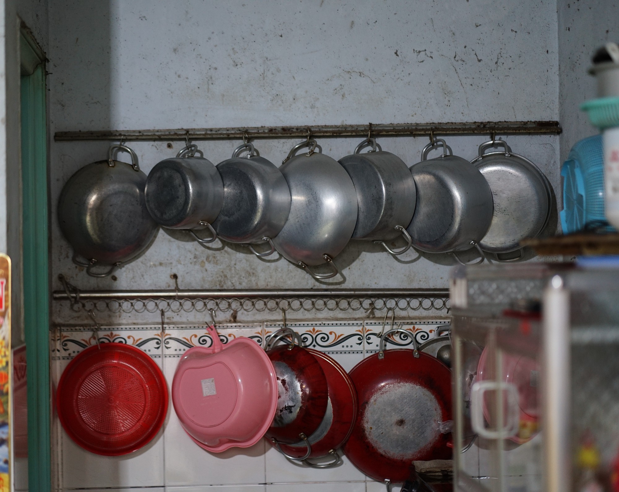 Câu chuyện bất ngờ phía sau chiếc xe trái cây vỡ nát của người đàn ông 64 tuổi một mình nuôi vợ bệnh ở TP.HCM- Ảnh 7.