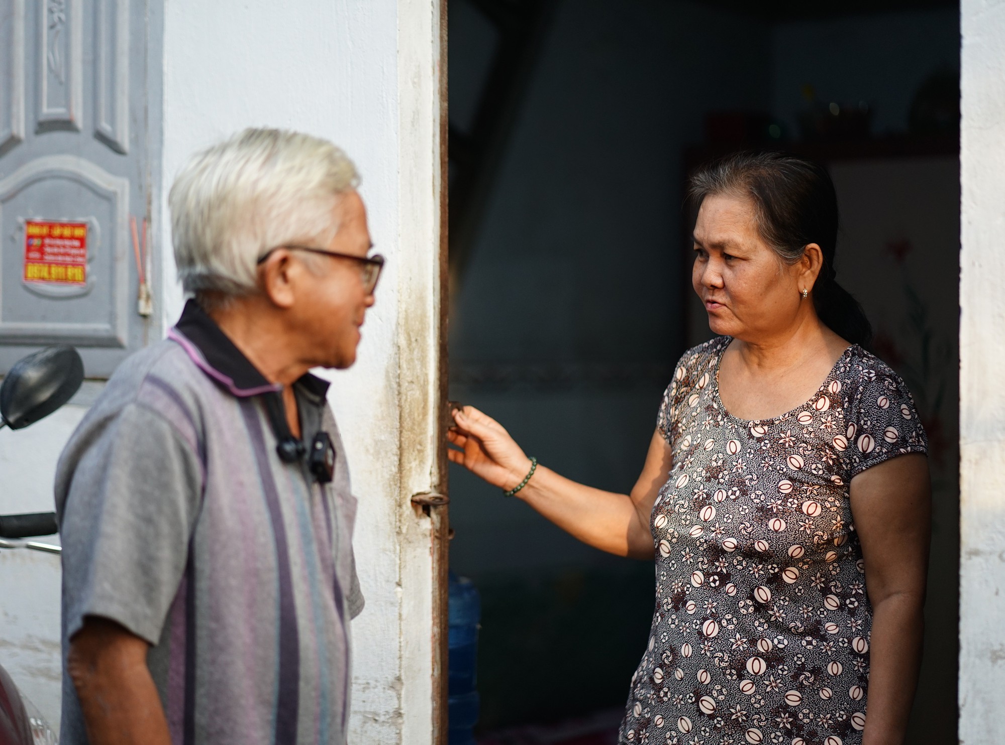 Câu chuyện bất ngờ phía sau chiếc xe trái cây vỡ nát của người đàn ông 64 tuổi một mình nuôi vợ bệnh ở TP.HCM- Ảnh 5.