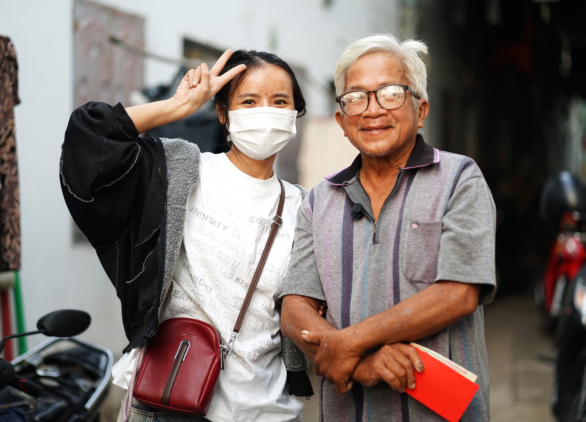 Câu chuyện bất ngờ phía sau chiếc xe trái cây vỡ nát của người đàn ông 64 tuổi một mình nuôi vợ bệnh ở TP.HCM- Ảnh 4.