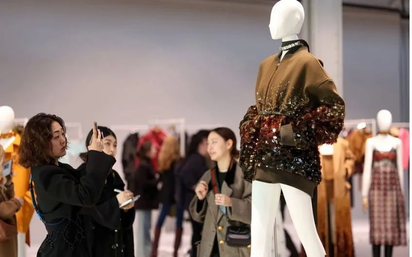 Các thương hiệu xa xỉ toàn cầu "chìm" trong cơn lốc giảm giá - Ảnh 1.