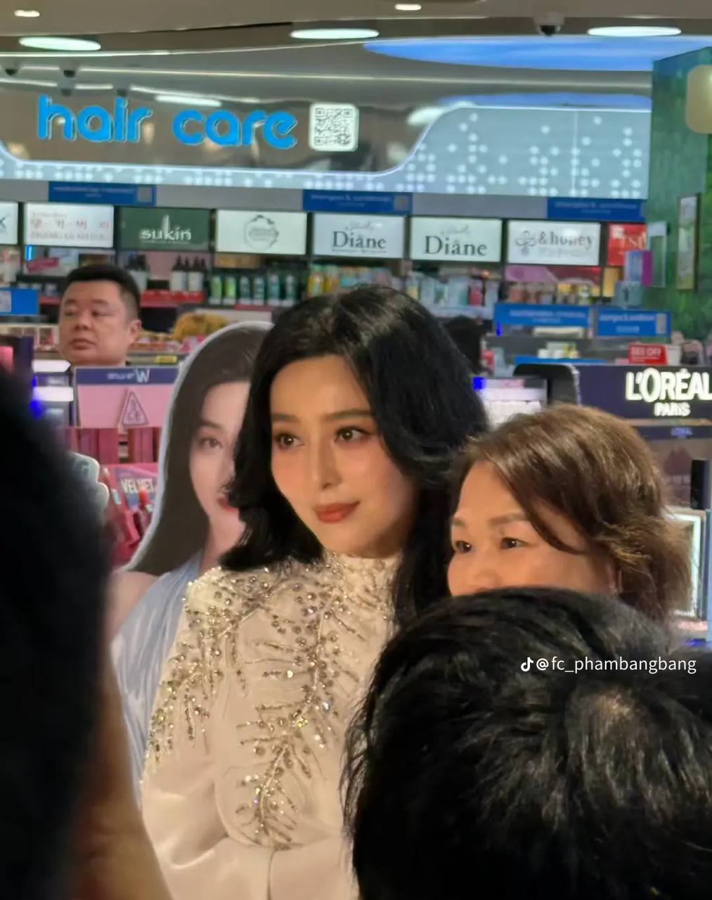 Nể Phạm Băng Băng: 44 tuổi qua cam thường còn đẹp hơn cả poster bên cạnh- Ảnh 3.