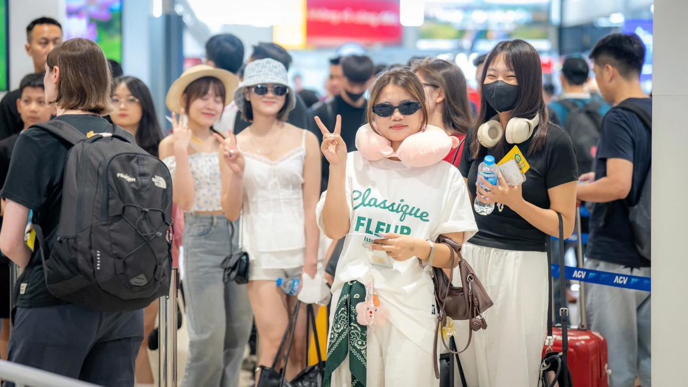 Lượng khách kỷ lục qua sân bay Nội Bài hôm nay- Ảnh 3.
