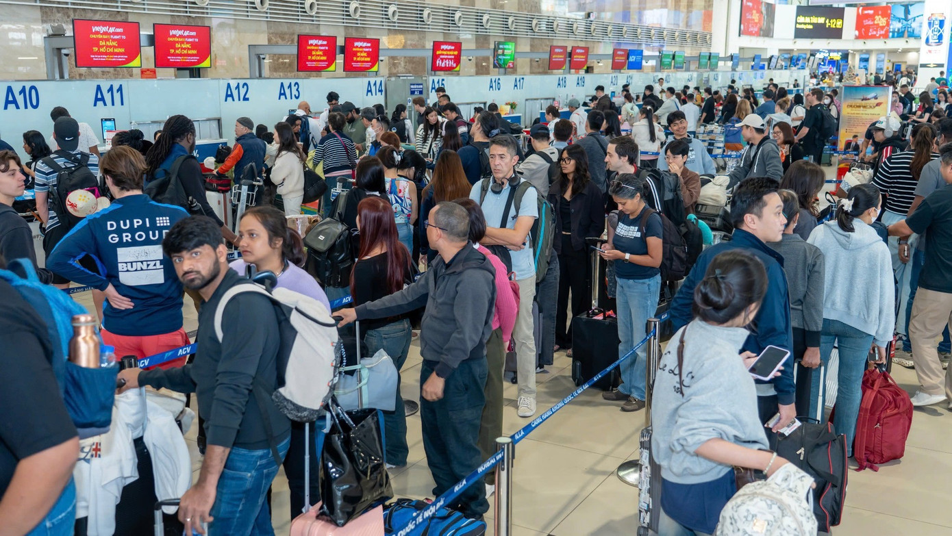 Lượng khách kỷ lục qua sân bay Nội Bài hôm nay- Ảnh 4.