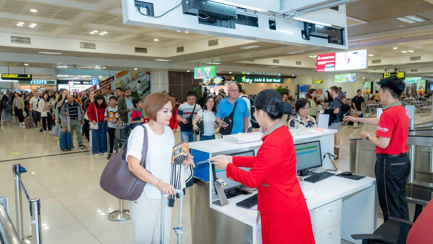 Lượng khách kỷ lục qua sân bay Nội Bài hôm nay- Ảnh 5.