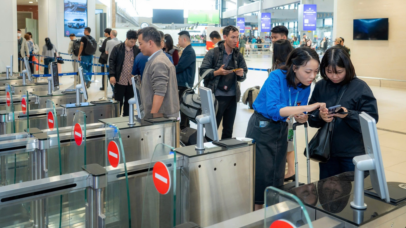 Lượng khách kỷ lục qua sân bay Nội Bài hôm nay- Ảnh 7.