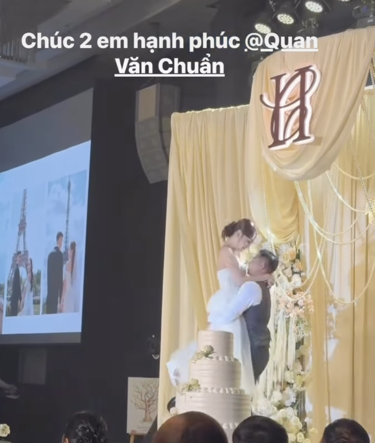 Thủ môn U23 Việt Nam cuới vợ thạc sĩ hơn 3 tuổi, visual cô dâu sáng bừng- Ảnh 3.