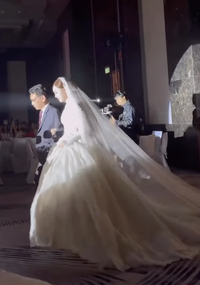 Thủ môn U23 Việt Nam cuới vợ thạc sĩ hơn 3 tuổi, visual cô dâu sáng bừng- Ảnh 2.