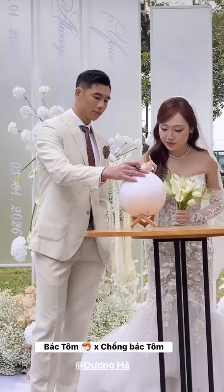 Thủ môn U23 Việt Nam cuới vợ thạc sĩ hơn 3 tuổi, visual cô dâu sáng bừng- Ảnh 1.