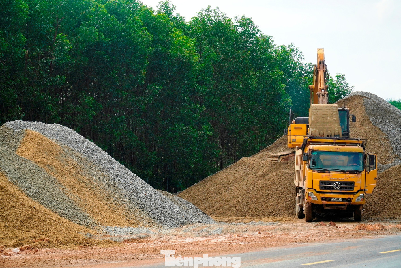 Tất bật thi công xuyên Tết trên công trình cao tốc hơn 3.000 tỷ đồng- Ảnh 3.