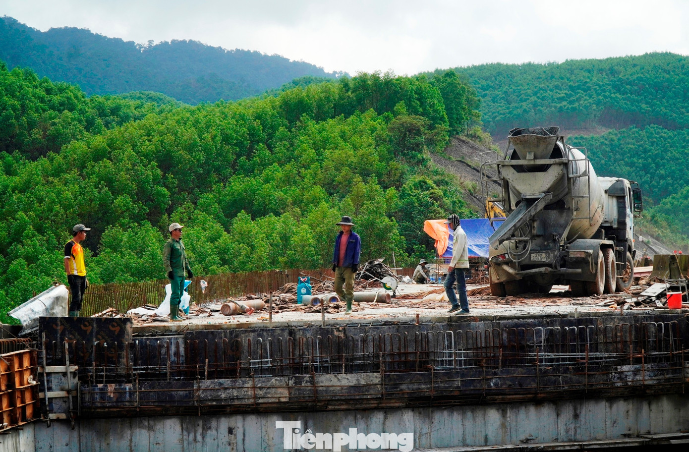 Tất bật thi công xuyên Tết trên công trình cao tốc hơn 3.000 tỷ đồng- Ảnh 4.