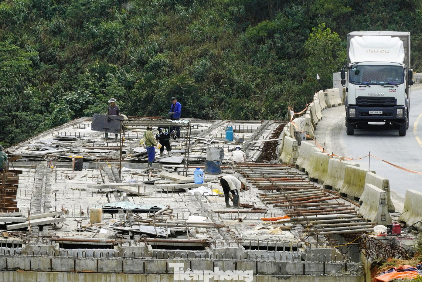 Tất bật thi công xuyên Tết trên công trình cao tốc hơn 3.000 tỷ đồng- Ảnh 5.