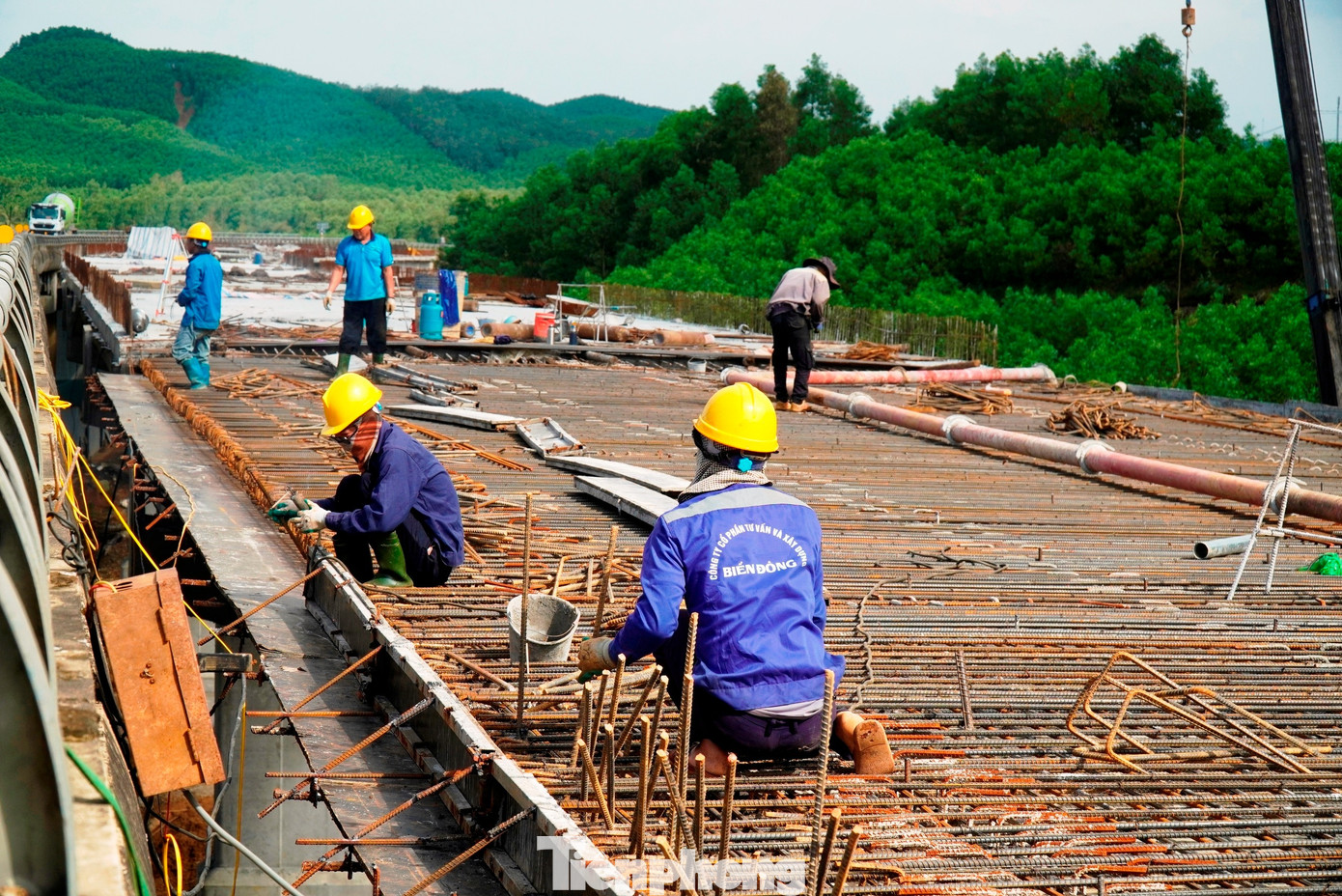 Tất bật thi công xuyên Tết trên công trình cao tốc hơn 3.000 tỷ đồng- Ảnh 9.