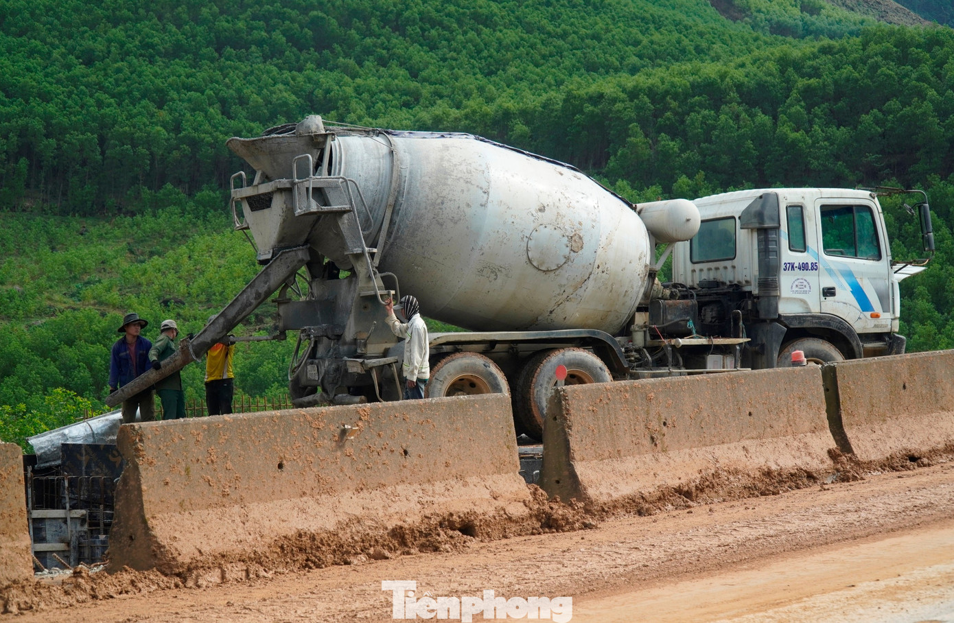 Tất bật thi công xuyên Tết trên công trình cao tốc hơn 3.000 tỷ đồng- Ảnh 11.