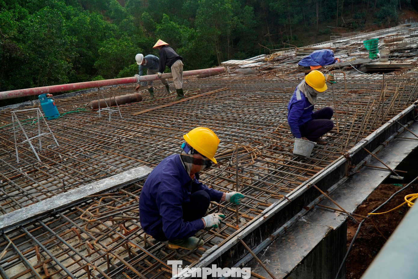 Tất bật thi công xuyên Tết trên công trình cao tốc hơn 3.000 tỷ đồng- Ảnh 13.