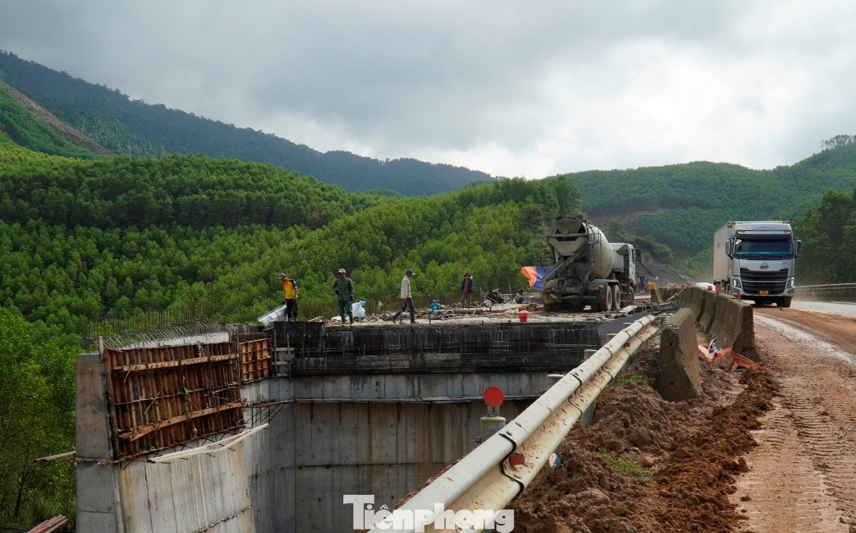 Tất bật thi công xuyên Tết trên công trình cao tốc hơn 3.000 tỷ đồng- Ảnh 12.