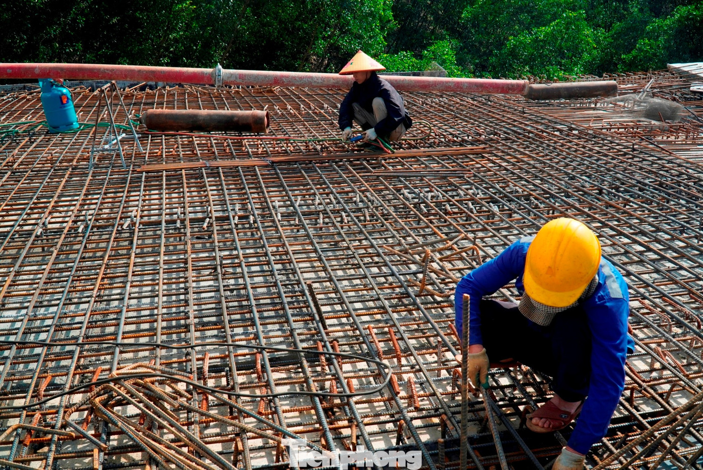 Tất bật thi công xuyên Tết trên công trình cao tốc hơn 3.000 tỷ đồng- Ảnh 15.