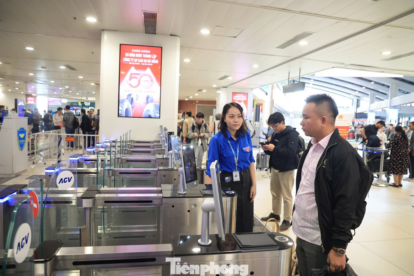 Lượng khách kỷ lục qua sân bay Nội Bài hôm nay- Ảnh 8.