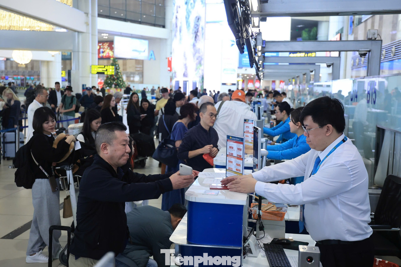 Lượng khách kỷ lục qua sân bay Nội Bài hôm nay- Ảnh 9.