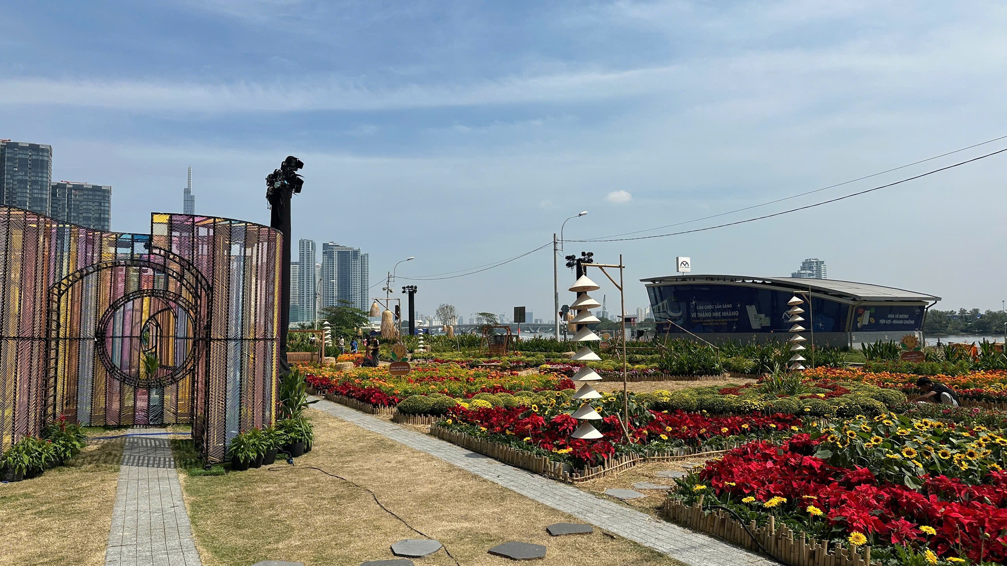 Tòa nhà cao thứ 3 TP.HCM lập tức soán ngôi đông khách nhất dịp lễ nhờ tung vườn hoa Tết khổng lồ- Ảnh 13.