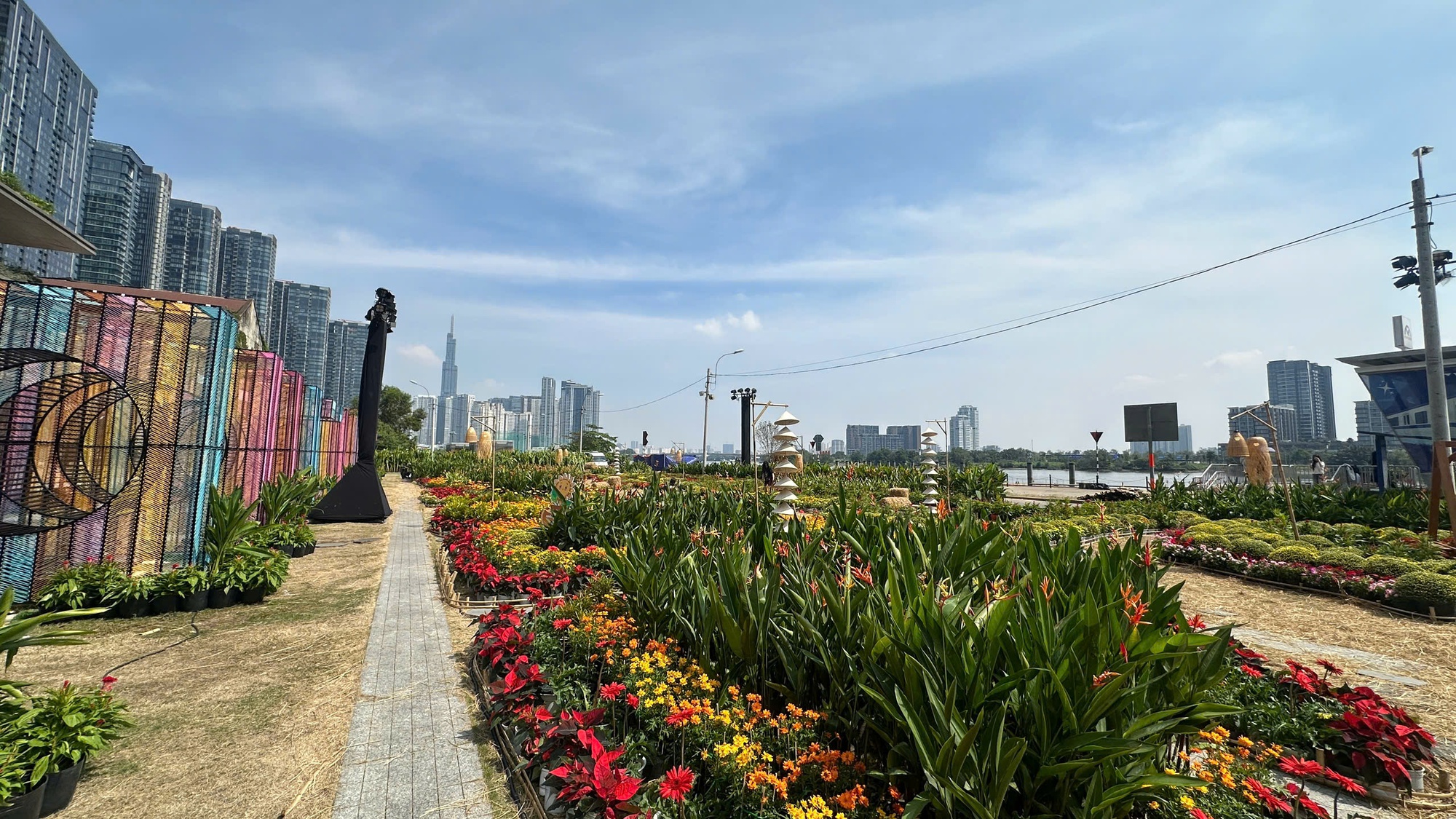 Tòa nhà cao thứ 3 TP.HCM lập tức soán ngôi đông khách nhất dịp lễ nhờ tung vườn hoa Tết khổng lồ- Ảnh 14.