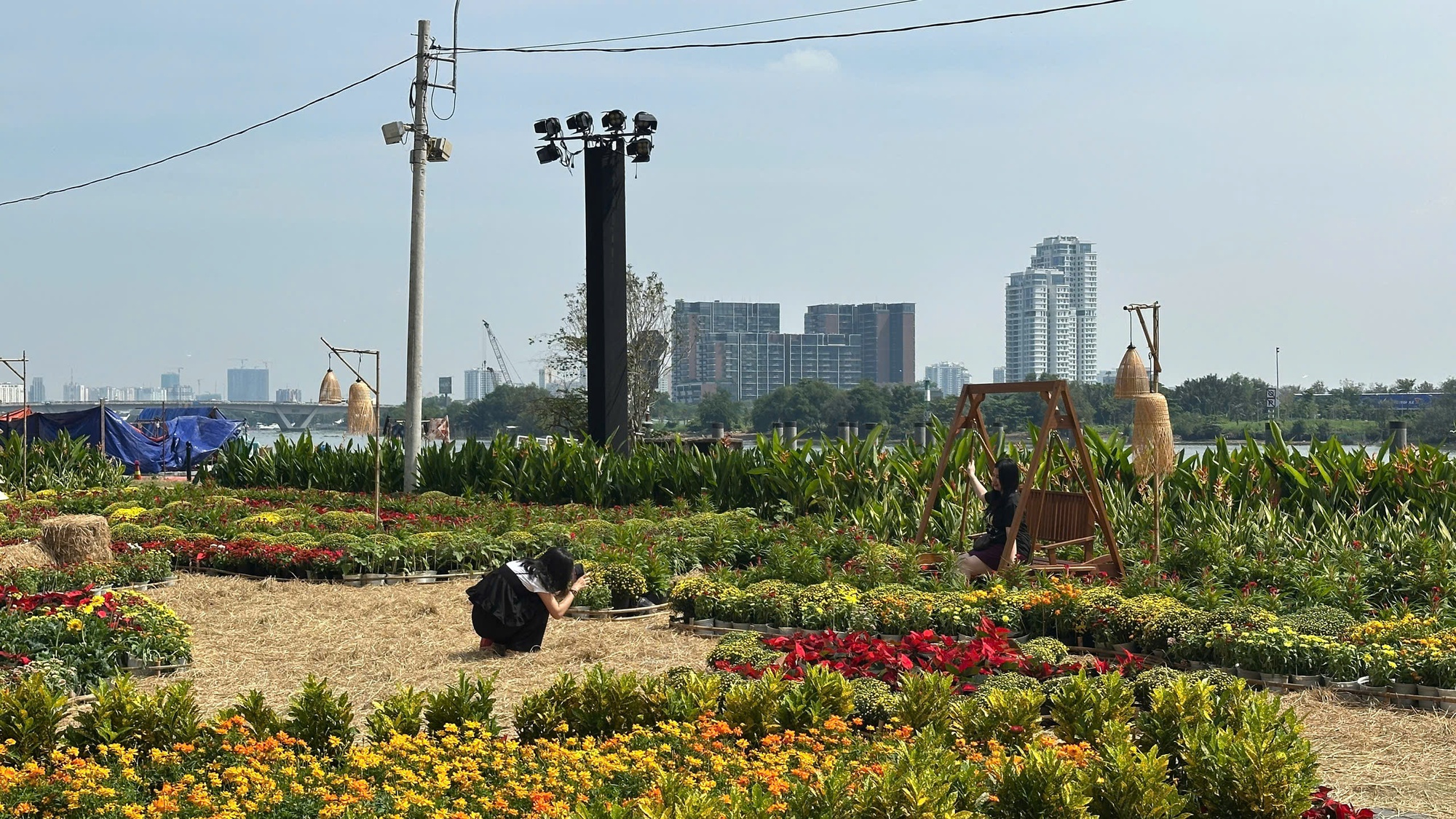 Tòa nhà cao thứ 3 TP.HCM lập tức soán ngôi đông khách nhất dịp lễ nhờ tung vườn hoa Tết khổng lồ- Ảnh 15.