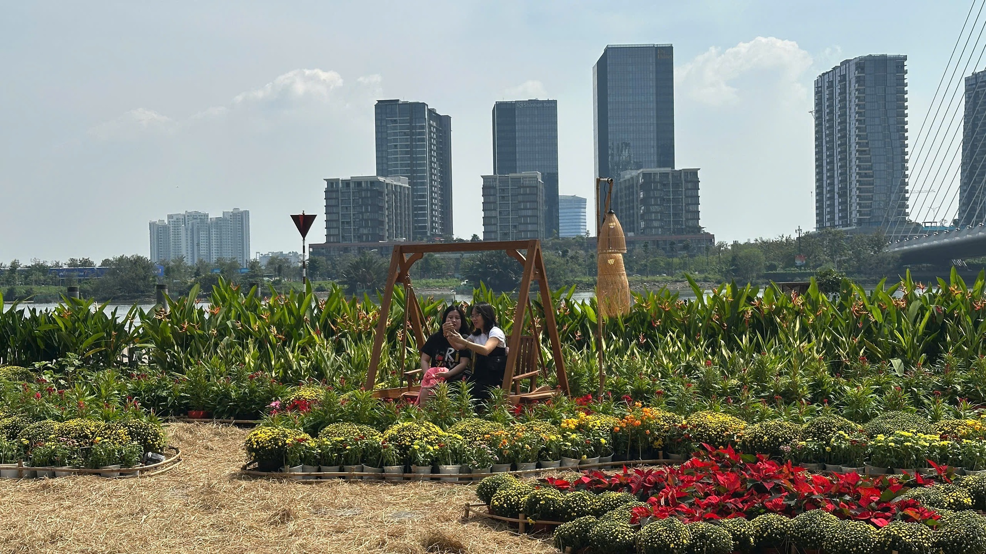 Tòa nhà cao thứ 3 TP.HCM lập tức soán ngôi đông khách nhất dịp lễ nhờ tung vườn hoa Tết khổng lồ- Ảnh 17.