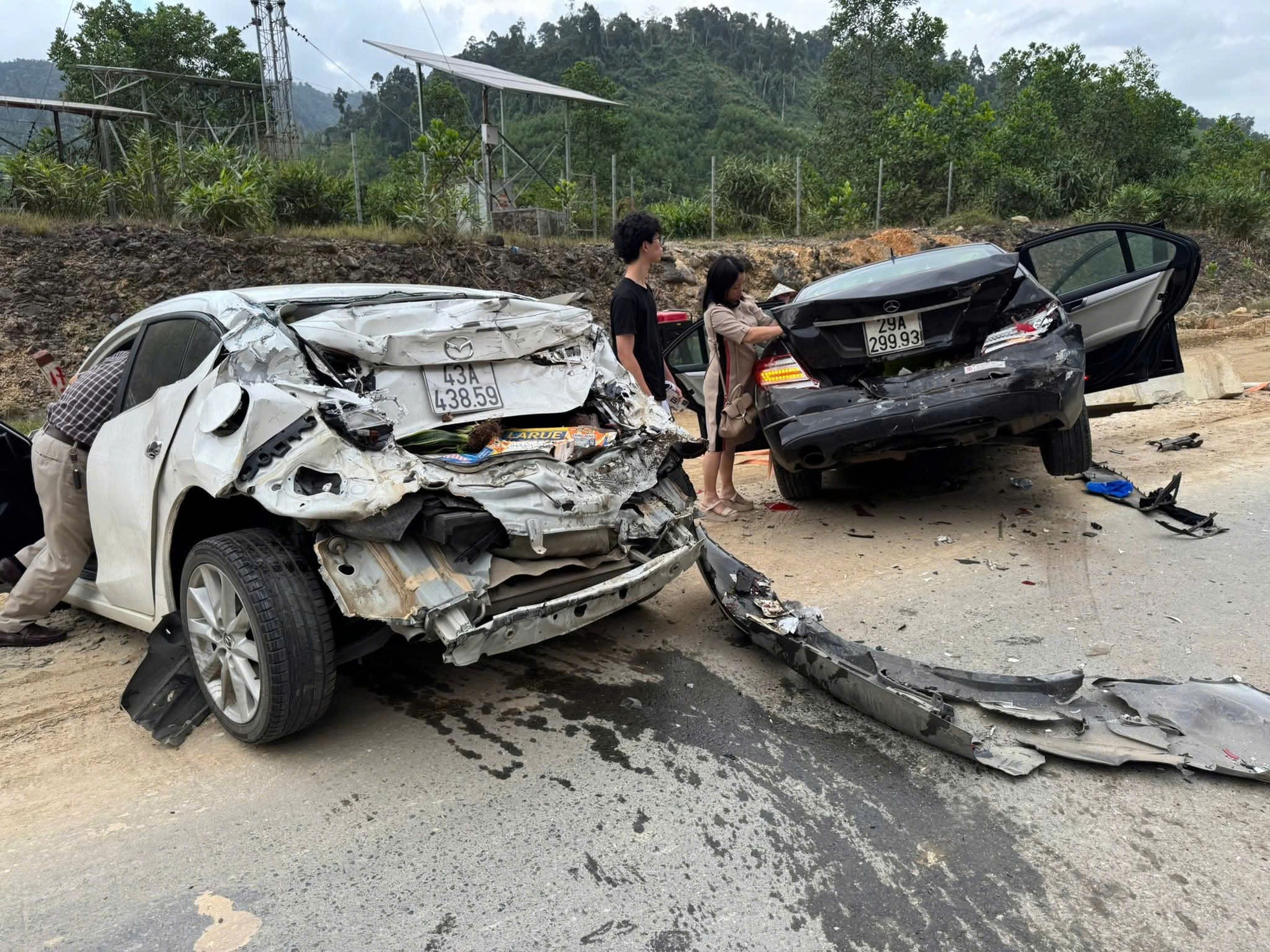CLIP: Hiện trường tai nạn liên hoàn trên cao tốc La Sơn - Hòa Liên, 11 ô tô hư hỏng - Ảnh 1.