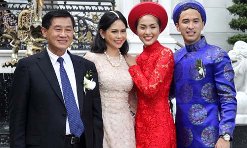 Vợ tỷ phú Johnathan Hạnh Nguyễn đối xử lạ với "dâu út", nhìn sang Hà Tăng hay Linh Rin thì sao? - Ảnh 4. Vợ tỷ phú Johnathan Hạnh Nguyễn đối xử lạ với "dâu út", nhìn sang Hà Tăng hay Linh Rin thì sao? - Ảnh 4.