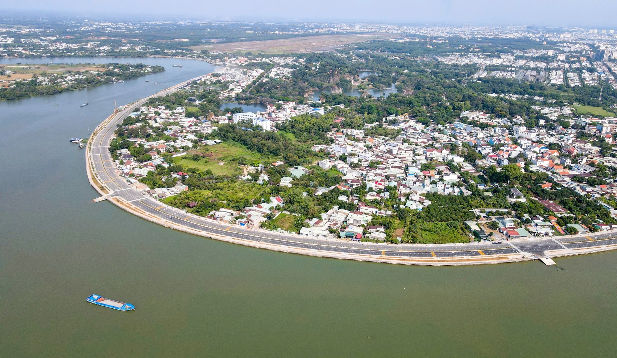 Cận cảnh đường ven sông Đồng Nai hoàn thiện trước Tết Nguyên đán 2026 - Ảnh 1.